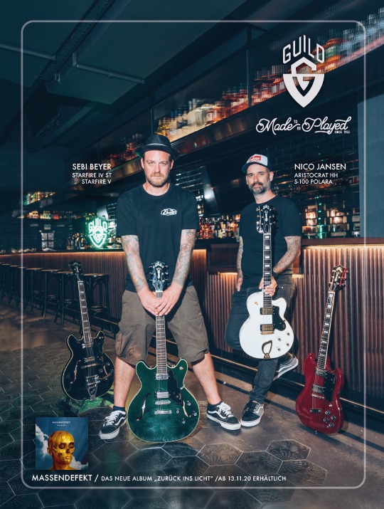 Plakat: zwei Personen mit Gitarren vor einer Bar