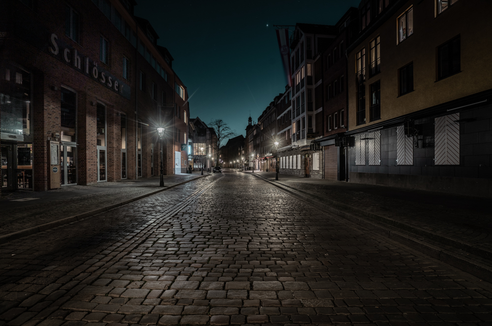 Straße in Ratingen aus Kopfsteinpflaster bei Nacht