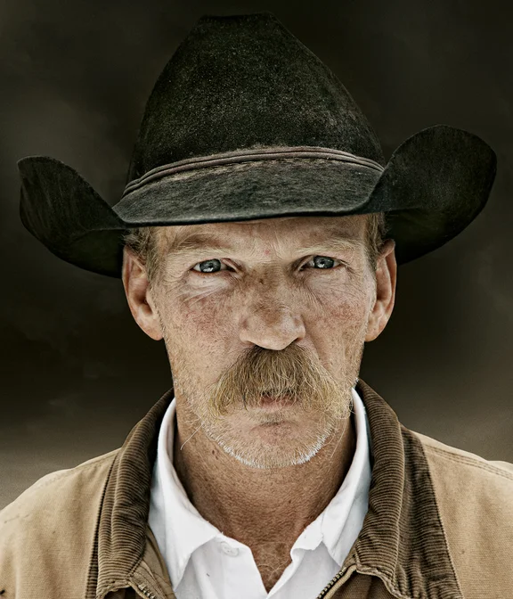 Portrait Kopf, Mann mit dunklem Cowboyhut und Bart