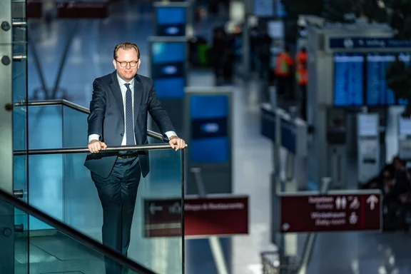 Mann auf Glasbalkon in der Flughafenhalle in Düsseldorf