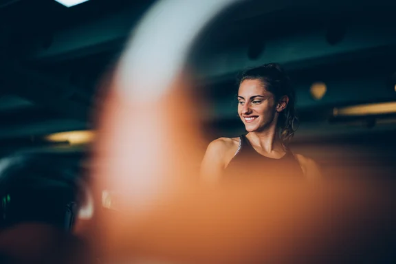 Portrait von Frau in Sportkleidung, Blick zur Seite 