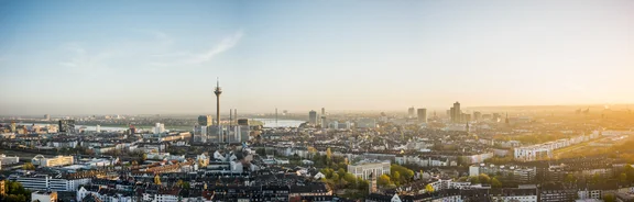 Luftaufnahme große Stadt mit Fernsehturm, Düsseldorf