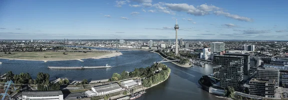 Große Stadt rechts, Fluss in der Mitte, Wiese links, Düsseldorf