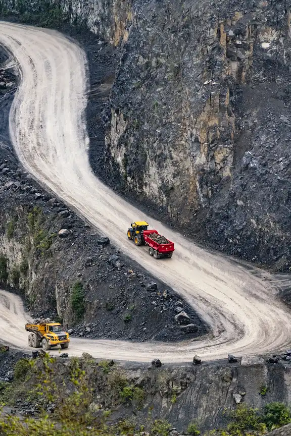 Trecker + großer Anhänger, Baustellen Lkw, an einem Steinberg