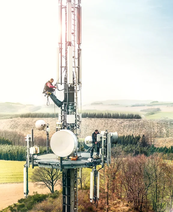 Telefonmast von oben im gleissenden Licht