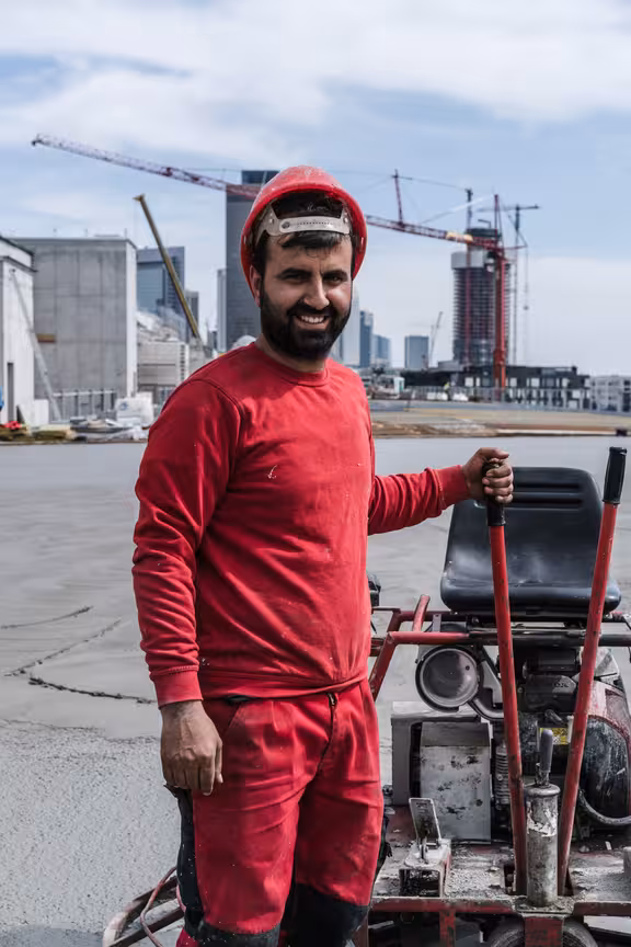 Arbeiter mit Helm an einem Aufsitzgerät