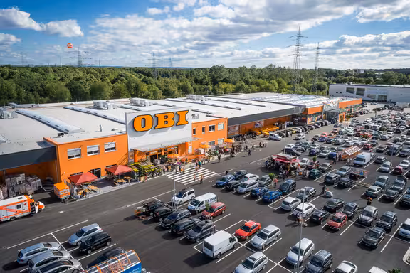 Obimarkt mit Parkplatz, viele Autos