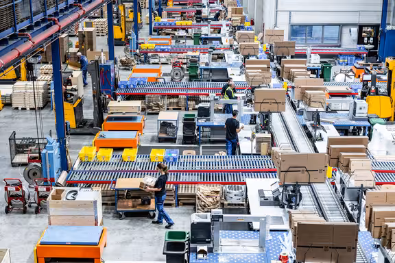 Halle mit mehreren Laufbändern an denen Dinge sortiert werden