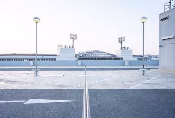 leerer Parkplatz Flughafengebäude im Hintergrund