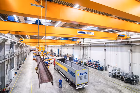 große Halle in der LKWs be- und entladen werden