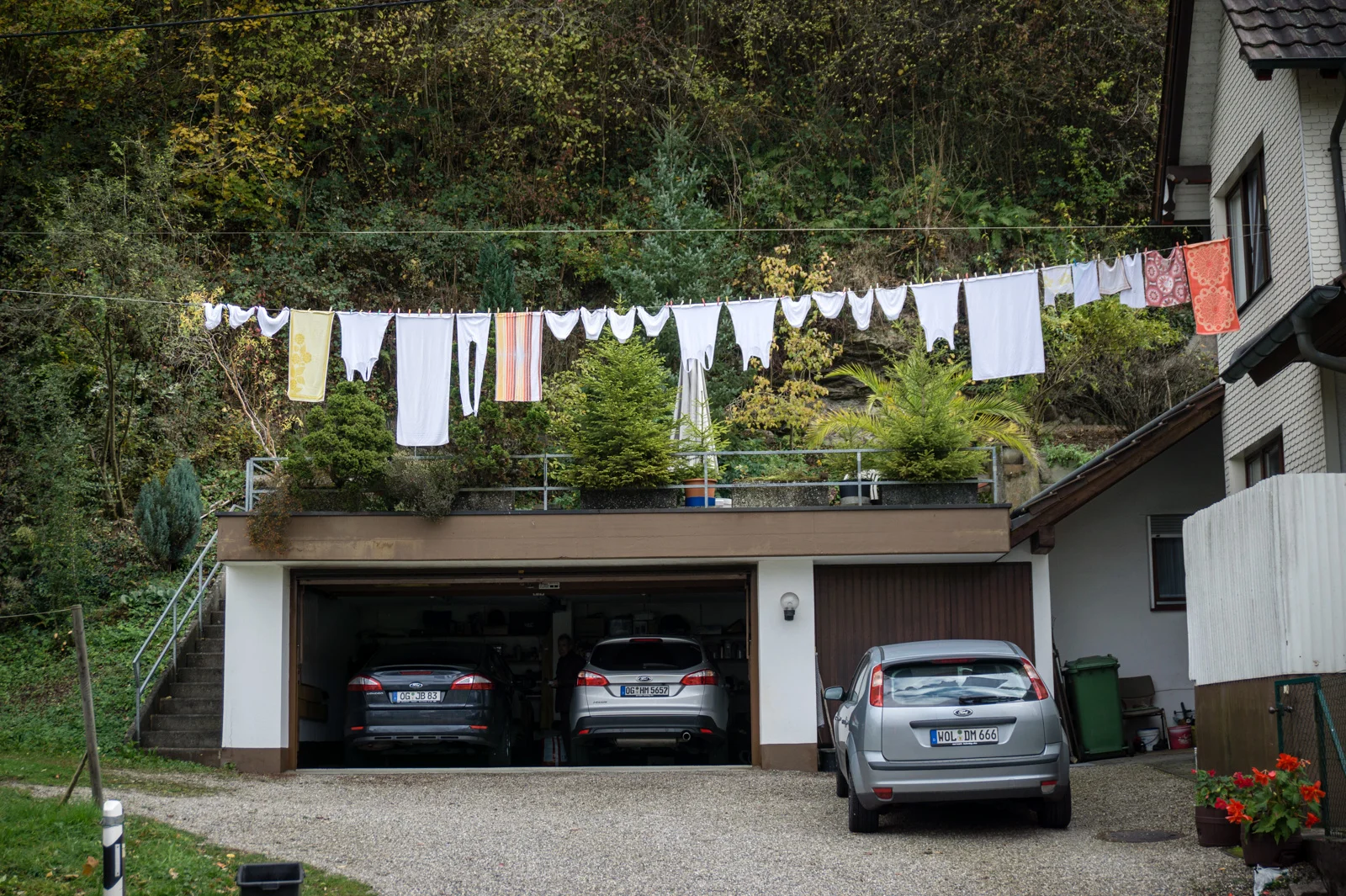 Wäsche, die draußen auf einer Leine über einer Garage hängt