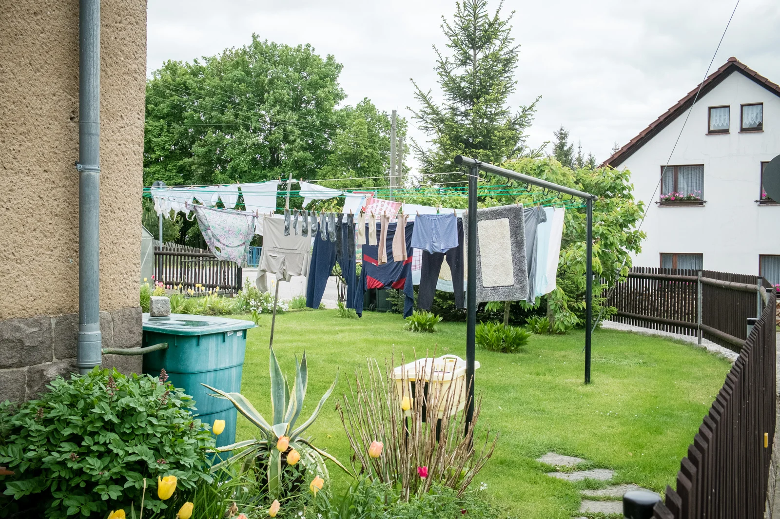 Wäsche auf einer Wäscheleine im Garten