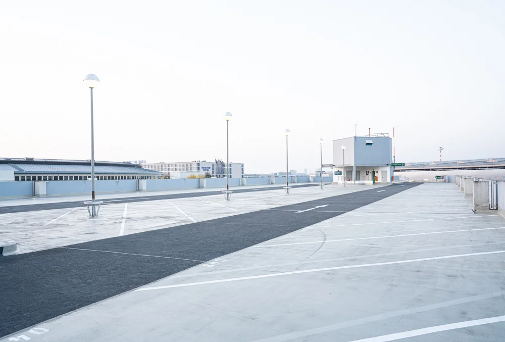 leerer Parkplatz mit Gebäuden im Hintergrund grau in Grau