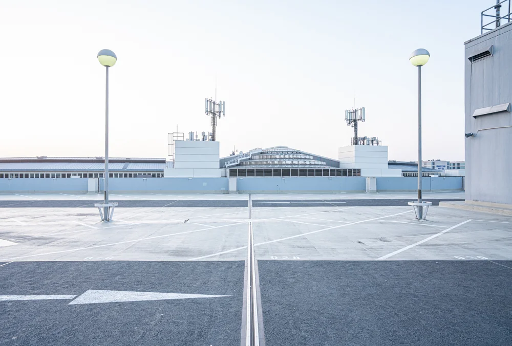 leerer Parkplatz Flughafengebäude im Hintergrund