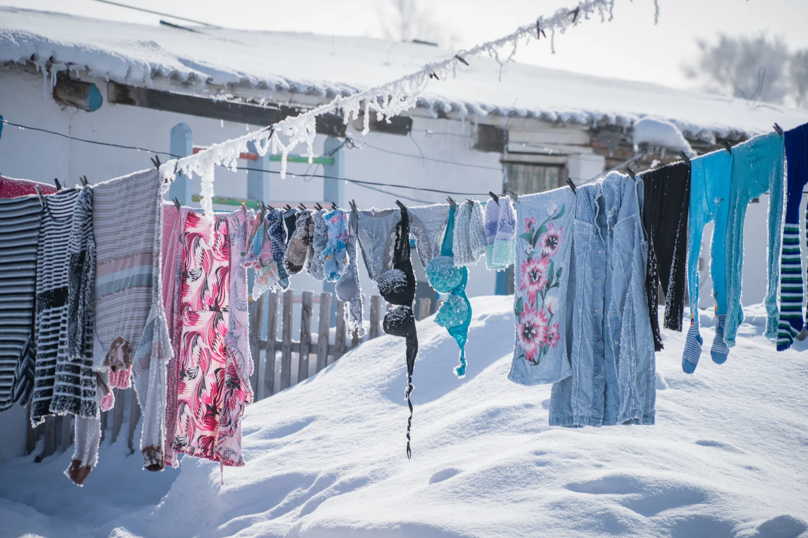 Wäsche draußen auf einer Wäscheleine, die mit einer Eisschicht überzogen ist