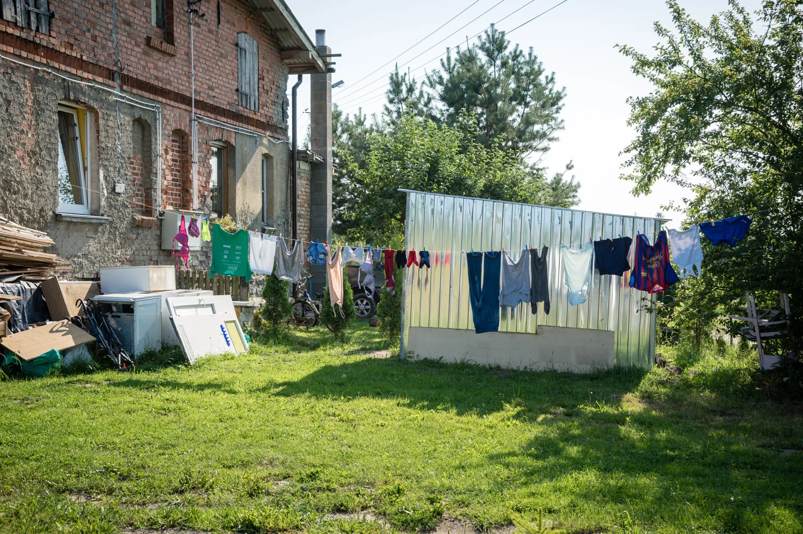 Wäsche auf einer Leine hinter einem Haus