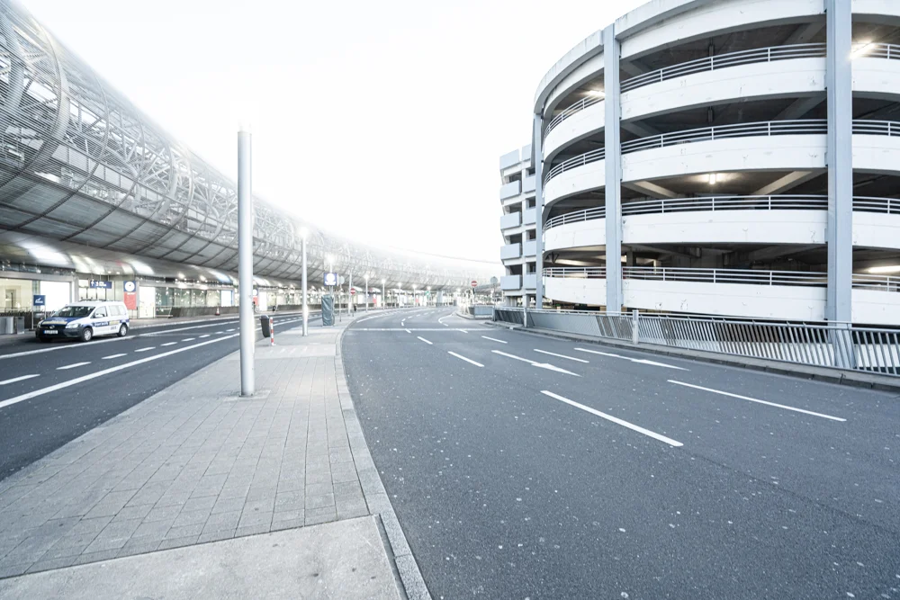 leere Straße am Flughafenausgang, Parkhaus rechts, Ausgang links