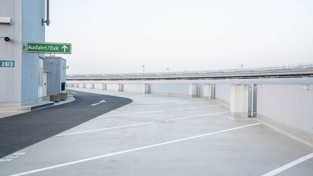 Ausfahrt des leeren Parkplatzes