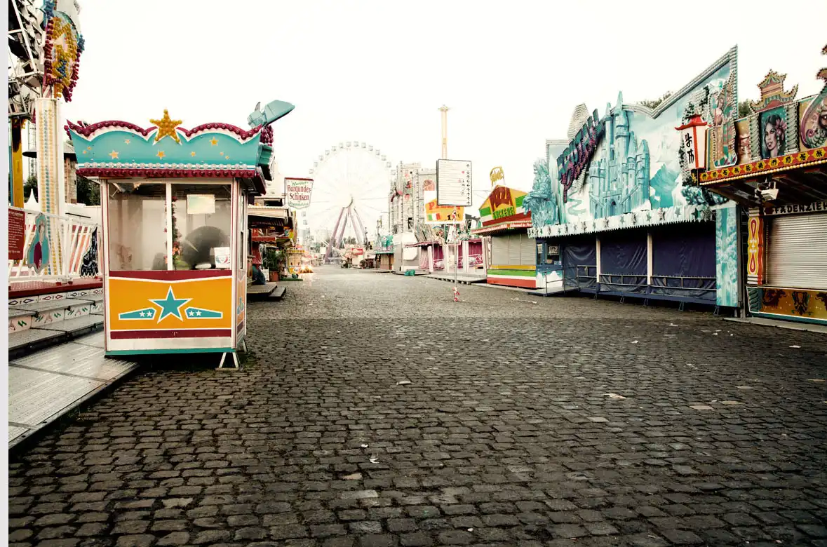 Menschenleere Kirmes, Hintergrund Riesenrad