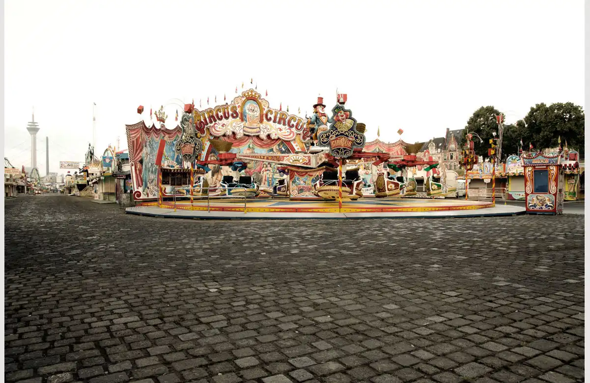 Menschenleere Kirmes, Hintergrund Rheinturm und Brücke, Bäume