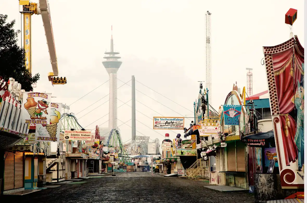 Menschenleere Kirmes, Hintergrund Rheinturm und Brücke