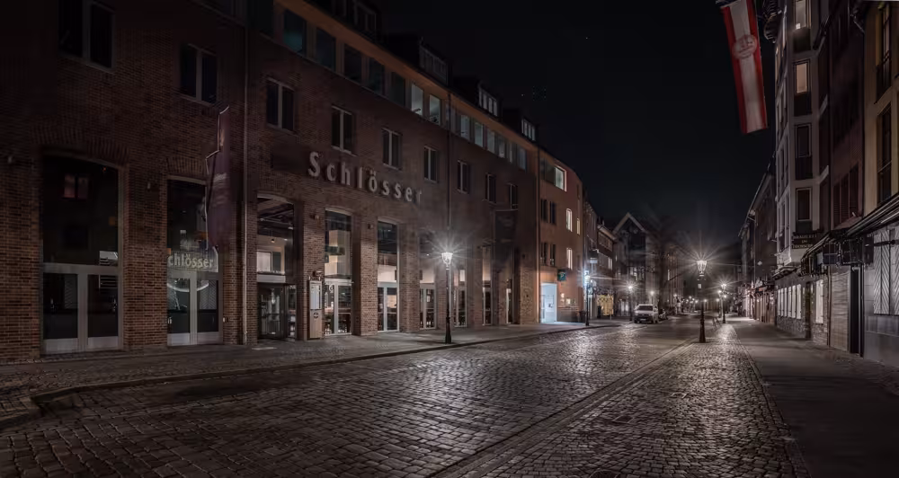Schlösser in Ratingen mit Kopfsteinpflasterstraße im Vordergrund