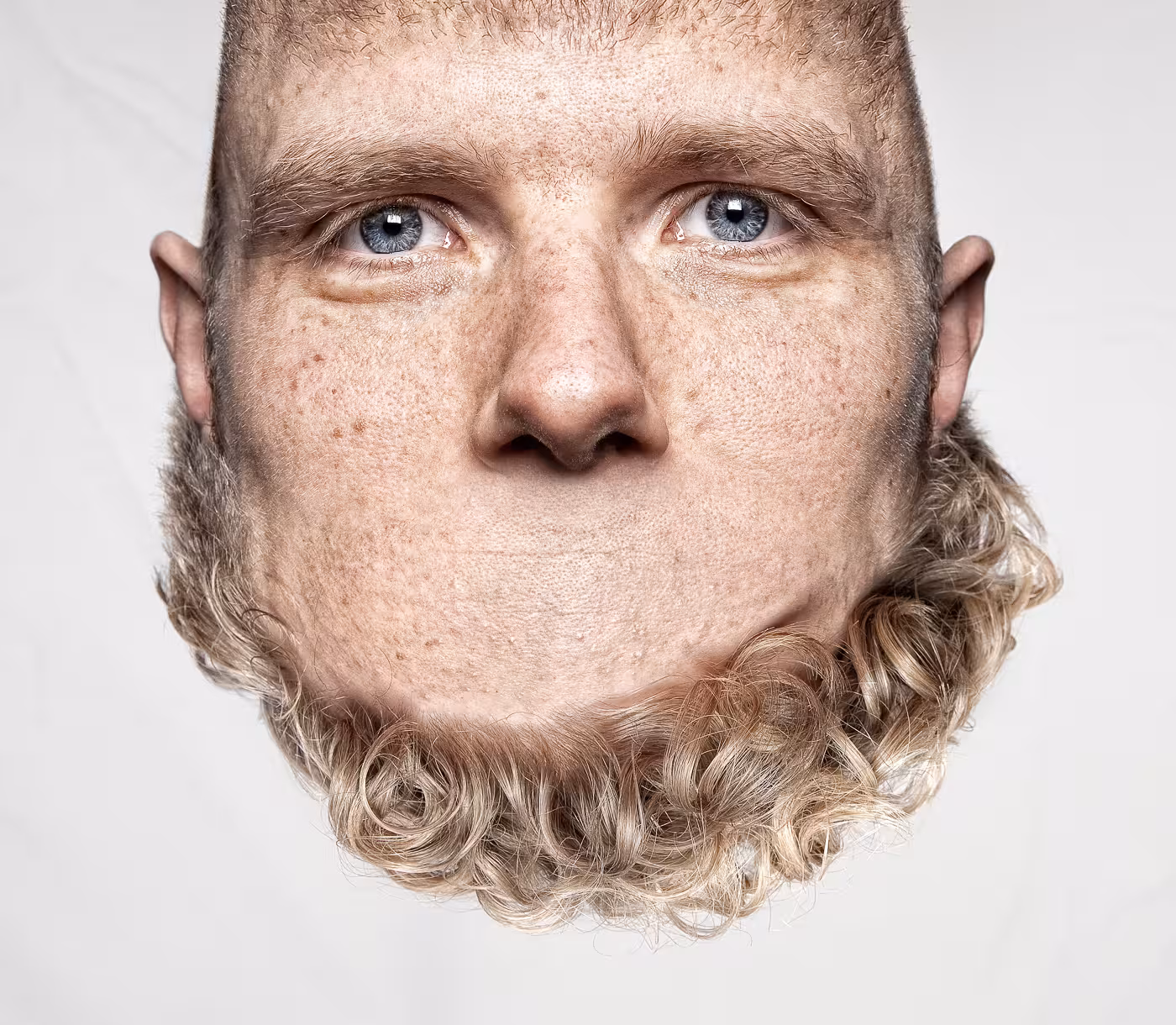 Mann, blond, blaue Augen, Stirn und Kinn vertauscht